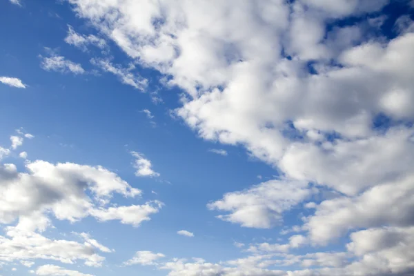 Blauwe lucht wolken — Stockfoto