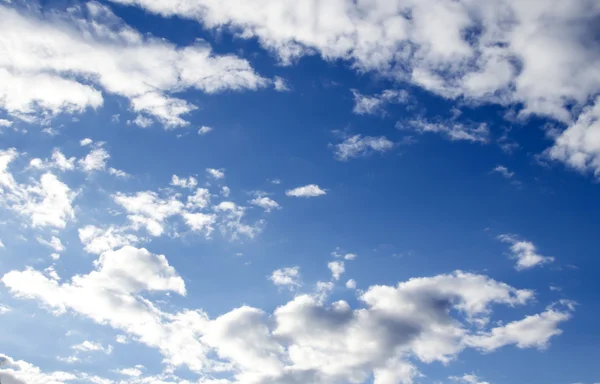 Wolken am blauen Himmel — Stockfoto