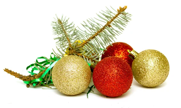 Bolas de Navidad con rama de pino —  Fotos de Stock