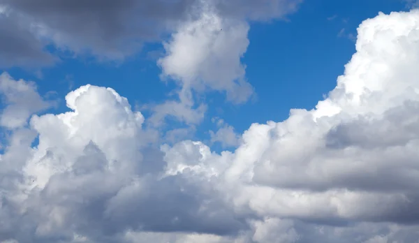 Blauwe lucht wolken — Stockfoto