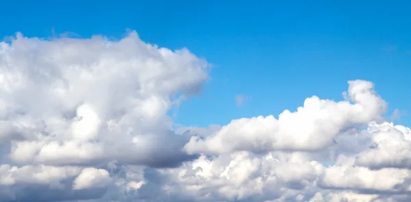 Blauwe lucht wolken — Stockfoto