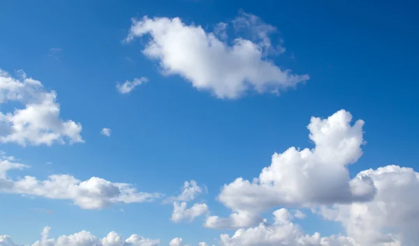 Nubes de cielo azul —  Fotos de Stock