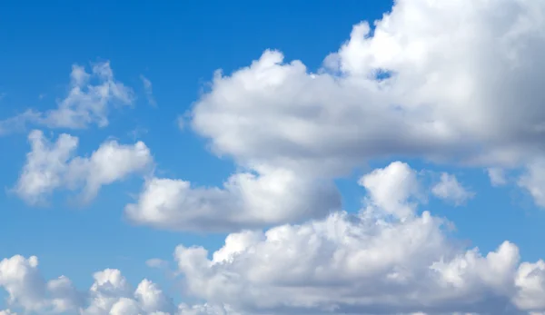 Nubes de cielo azul —  Fotos de Stock