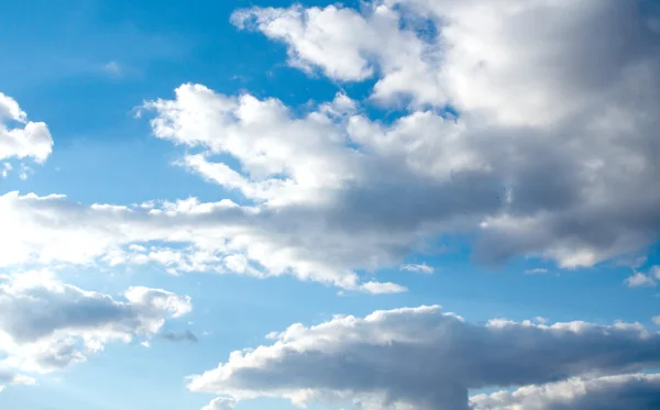 Nuvens céu azul — Fotografia de Stock