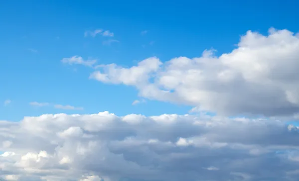 Nubes de cielo azul —  Fotos de Stock