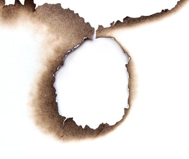 bir kağıt yanmış delikleri