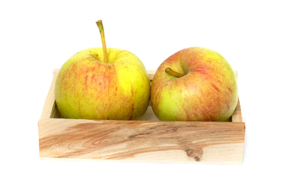 Яблоки в деревянном ящике — стоковое фото