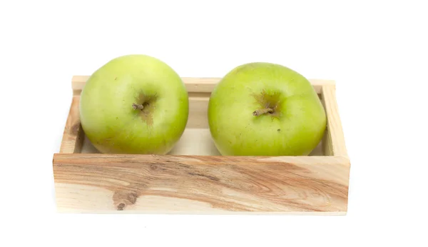 Manzanas verdes en una caja de madera — Foto de Stock