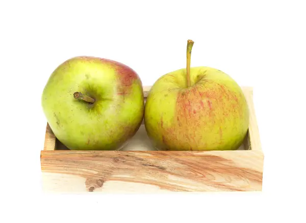 Groene appels in een houten krat — Stockfoto