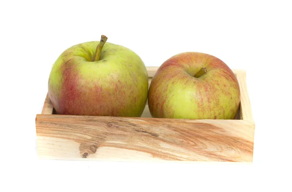 Tahta bir sandık içinde yeşil elma — Stok fotoğraf