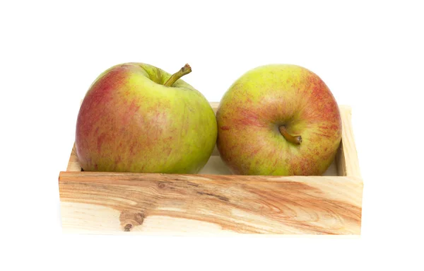Groene appels in een houten krat — Stockfoto