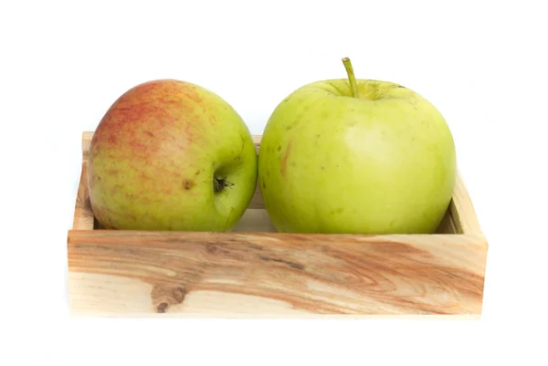 Groene appels in een houten krat — Stockfoto