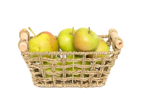 Dojrzałe jabłka w koszyku — Zdjęcie stockowe