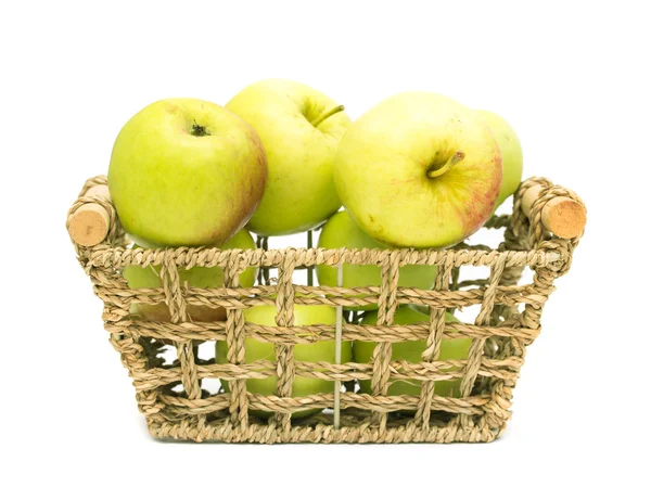 Спелые яблоки в корзине — стоковое фото