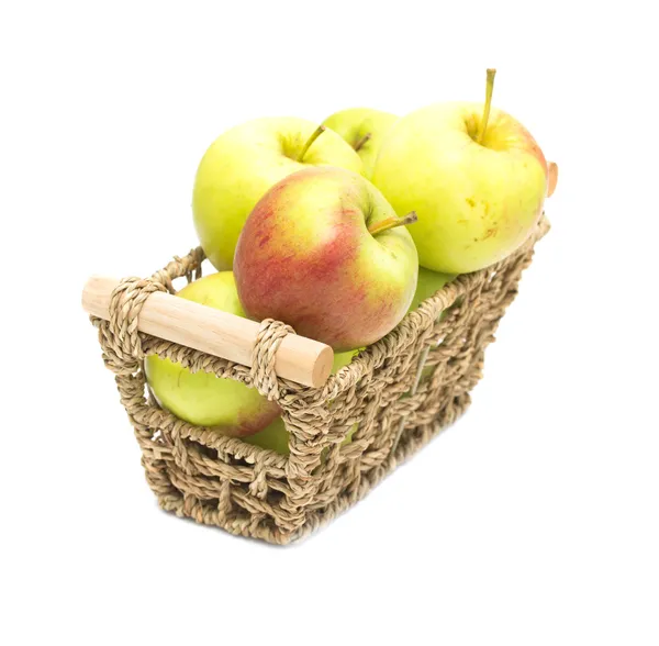 Dojrzałe jabłka w koszyku — Zdjęcie stockowe