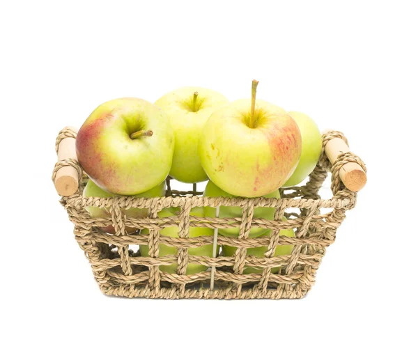 Rijp appels in de mand — Stockfoto
