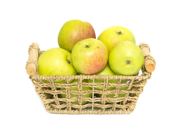 Pommes mûres dans le panier — Photo