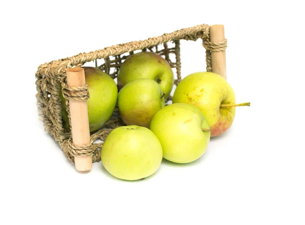 Olgun elma sepeti — Stok fotoğraf