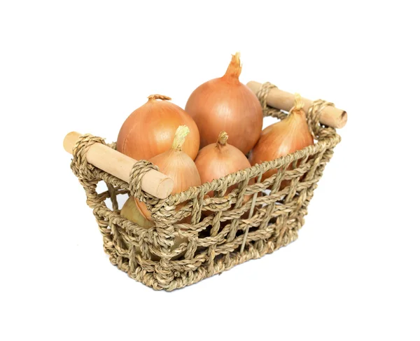 Haufen Zwiebeln im Korb — Stockfoto