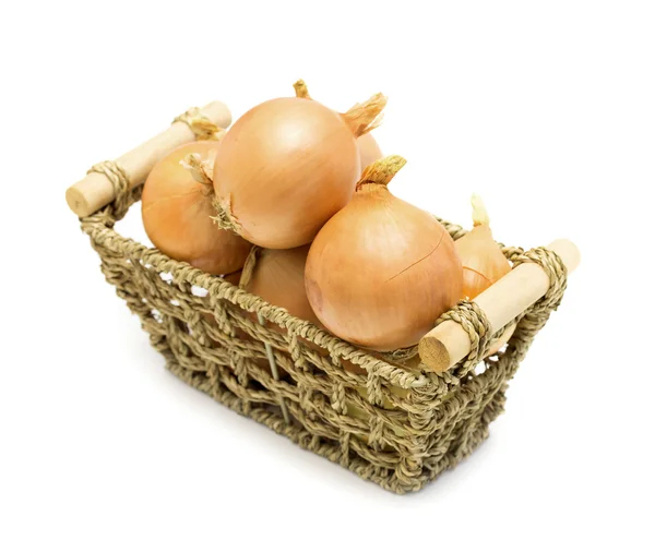 Sepet içinde soğan yığını — Stok fotoğraf
