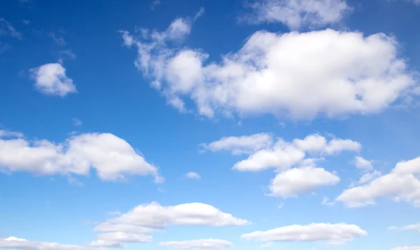 Lucht met wolken — Stockfoto