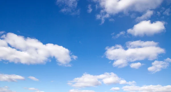 Lucht met wolken — Stockfoto