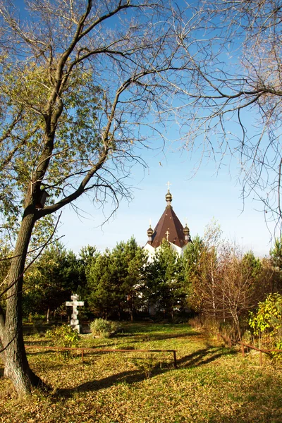 Autumn cityscape with church — Stock Photo, Image