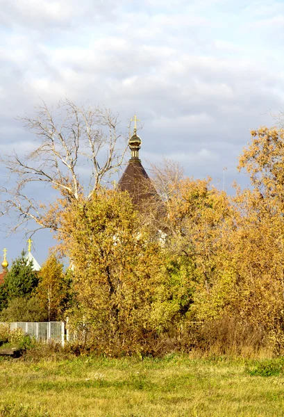 Осінній міський пейзаж з церквою — стокове фото