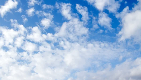 Lucht met wolken — Stockfoto