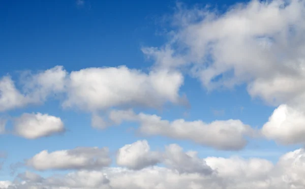 Blauwe lucht wolken — Stockfoto