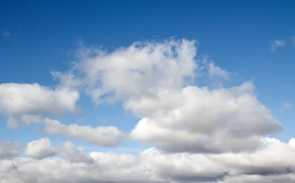 Blauwe lucht wolken — Stockfoto