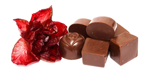 Pralinen und rote Blume — Stockfoto