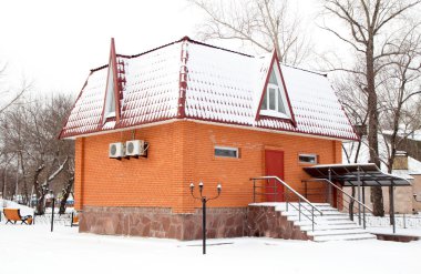 kırmızı tuğla ev