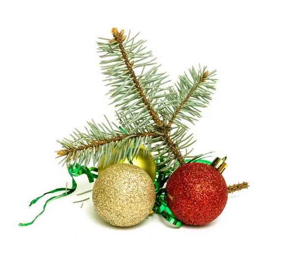 Kerstballen met fir-boomtak — Stockfoto