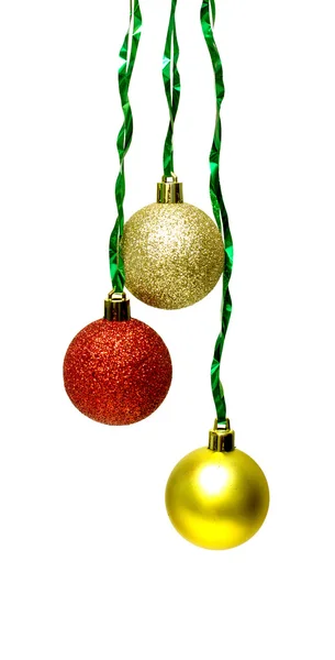 Рождественские шары с зеленой лентой — стоковое фото