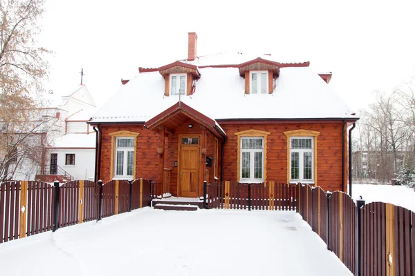 Casa de madera en invierno —  Fotos de Stock