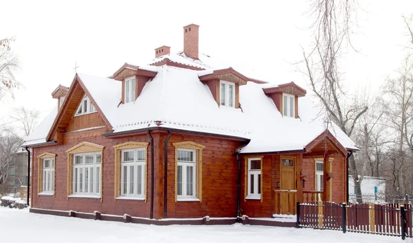 Kışın ahşap ev