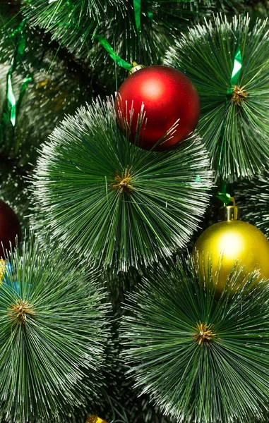 Weihnachtsbaum mit goldenen und roten Kugeln — Stockfoto