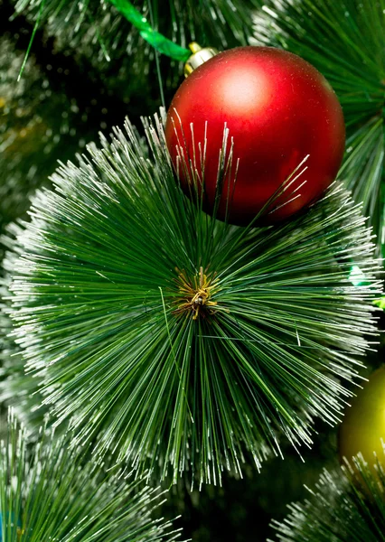 Árbol de Navidad con bola roja — Foto de Stock