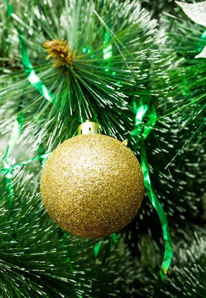 Árvore de Natal com bola dourada — Fotografia de Stock
