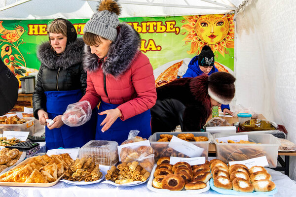 Петропавловск, Казахстан - 6 марта 2021 года: Продовольствие на улице, праздники Масленицы в Казахстане.