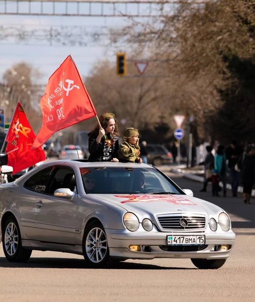 カザフスタンのペトロパブロフスク 2021年5月9日5月9日勝利の旗を持つ乗用車 — ストック写真