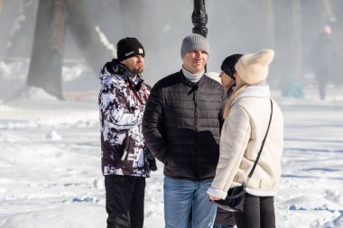 Petropavlovsk, Kazakistan - 06 Mart 2022: Kış güneşli bir günde kalabalığın içindeki insanların yüzleri.