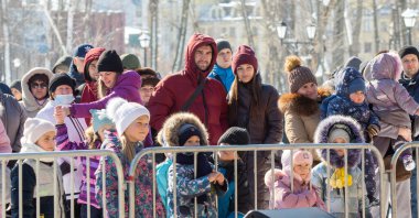 Petropavlovsk, Kazakistan - 06 Mart 2022: Kış güneşli bir günde kalabalığın içindeki insanların yüzleri.