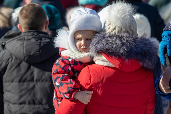 Petropavlovsk Kazakhstan March 2022 Close Children Crowd 孩子们坐在父母的脖子上观看演出 免版税图库图片