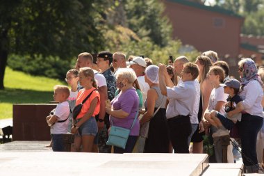 Moskova, Rusya - 15 Ağustos 2021: Moskova 'daki Kremlin duvarında büyük bir kalabalık.