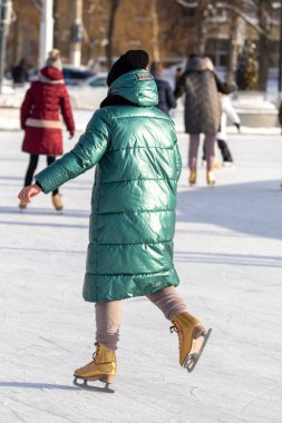 Moskova, Rusya - 5 Ocak 2022: Noel tatilinde buz pateni.