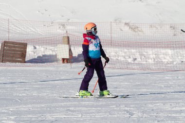 Soçi, Rusya - 18 Ocak 2022: Güneşli kış günlerinde Alp kayağı. Aktif kış tatili, Rosa Khutor..