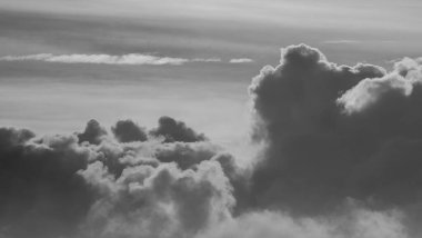 Gökyüzünde büyük bulutlar. Bulutlu hava, kötü hava.