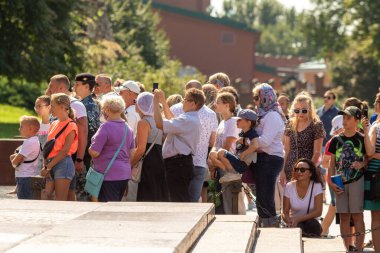 Moskova, Rusya - 15 Ağustos 2021: Moskova 'daki Kremlin duvarında büyük bir kalabalık.